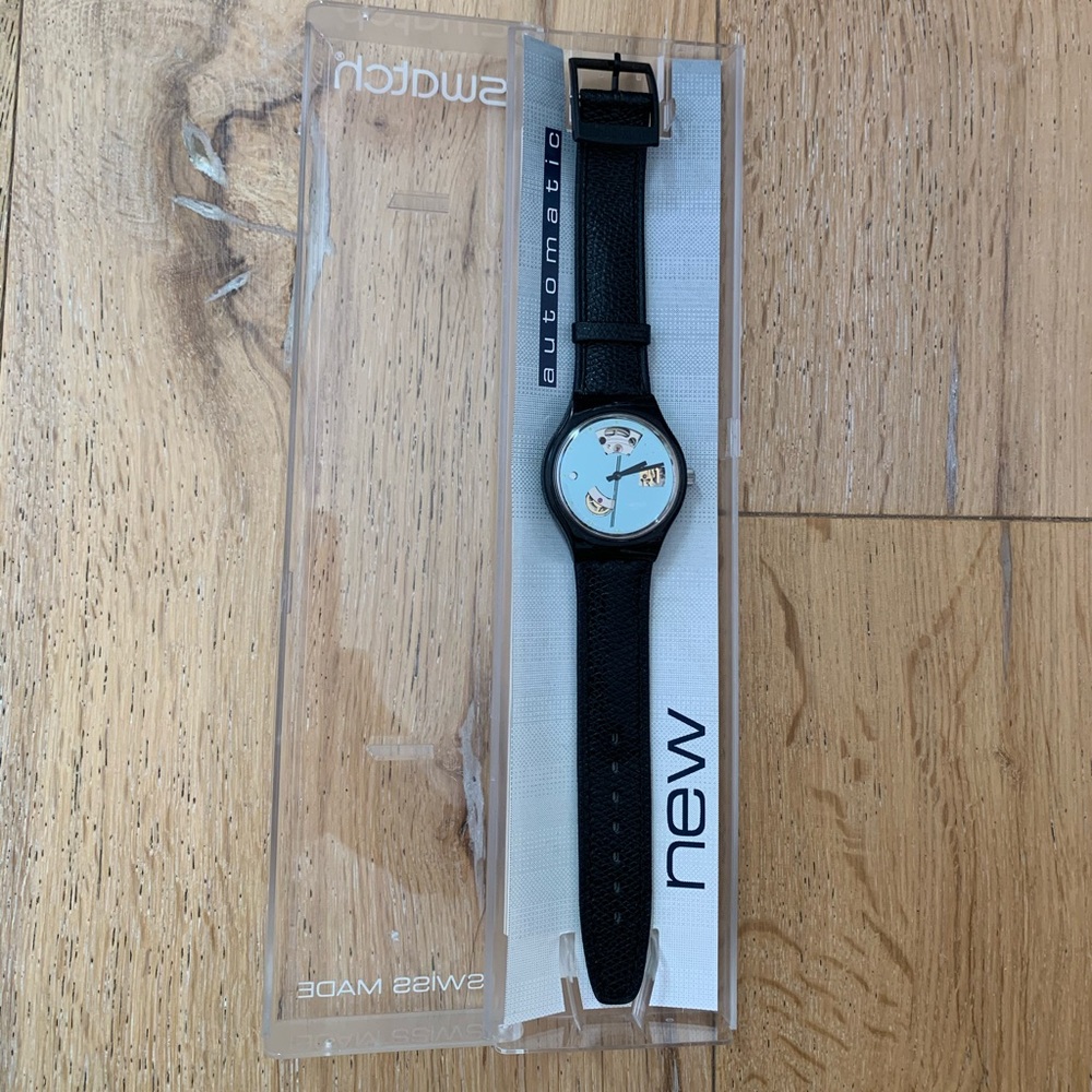 VINTAGE BLACK LEATHER SWATCH WATCH